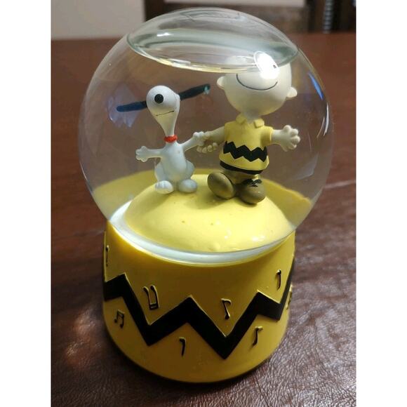 Peanuts Westland Charlie Brown & Snoopy Musical Snow Globe w/ Movement - Picture 1 of 5